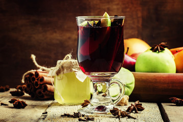 Apple-vanilla mulled wine with honey, anise, cinnamon, cloves, z