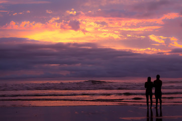 Pareja contemplando el atardecer