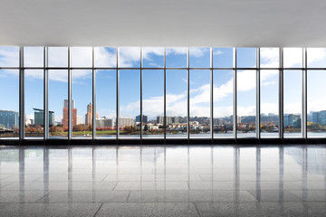 Obraz na płótnie Canvas cityscape and skyline of portland from empty office