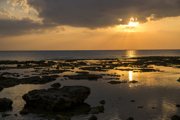 沖縄・瀬長島の海岸の夕景