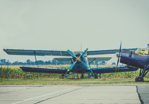 Стоянка старинных спортивно-пилотажных самолётов