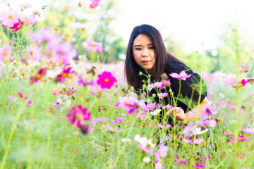 Naklejka premium Beautiful asian relax women happy smiling in pink cosmos flower