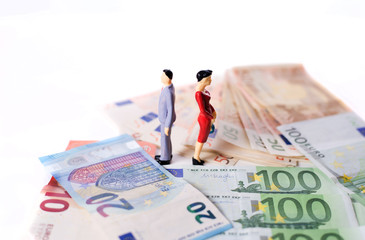 Kosten für Scheidung, Alimente, Paar auf Euroscheinen