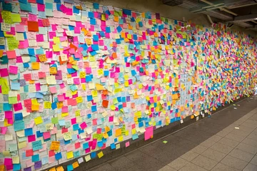 Papier Peint photo Gare Sticky post-it notes in NYC subway station