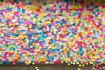 Sticky post-it notes in NYC subway station - obrazy, fototapety, plakaty