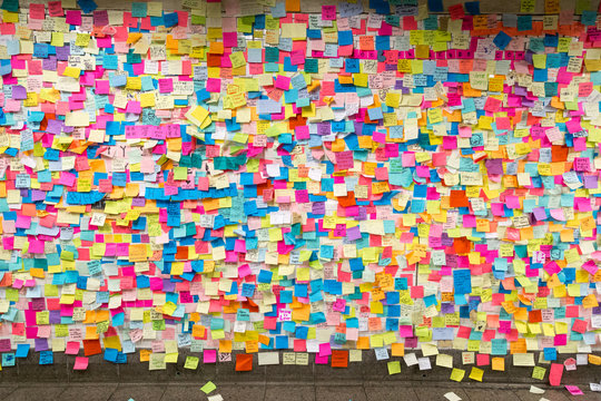Sticky post-it notes in NYC subway station