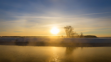 зимний пейзаж утром на реке, Россия, Урал © 7ynp100