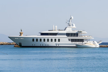 Fototapeta na wymiar The large modern white private yacht alongside the dock.