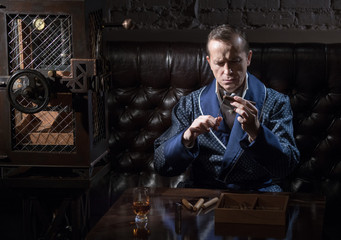 man cuts a cigar