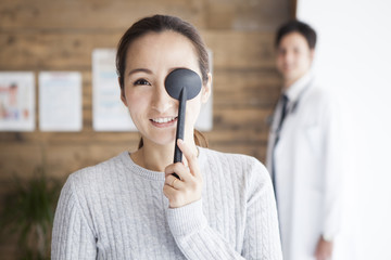 Women are doing sight tests with occluder