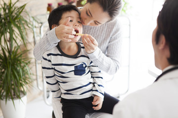 The mother is under the guidance of a tooth brush from a dentist