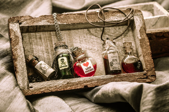 ядовитые зелья. жидкость в колбе. разноцветные банки