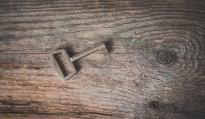 Schlüssel auf rustikalem Holz, Breitbild