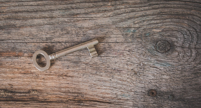 Schlüssel auf rustikalem Holz, Breitbild