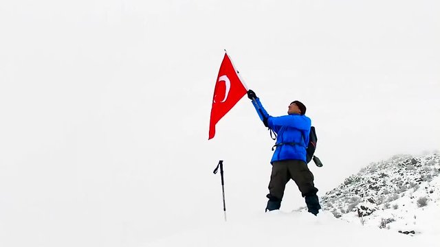 Karlı Zirvede Bayrak Dalgalandırmak