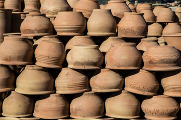 Fototapeta na wymiar Große gestapelte Töpfe aus Keramik auf einem Basar in Marokko