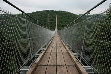Fototapeta na wymiar hängeseilbrücke