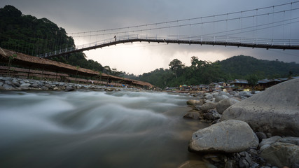 Most wiszący nad rzeką © Tomasz Szuster
