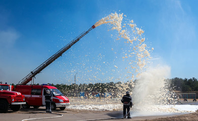 Obraz premium firefighters demonstration of fire fighting equipment.