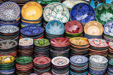 Buntes Geschirr - Basar in Marrakesch,