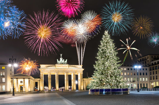 Brandenburger Tor in Berlin mit Weihnachtsbaum und Feuerwerk