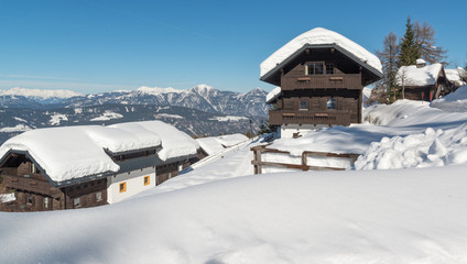 Alpendorf im Winter mit Schnee