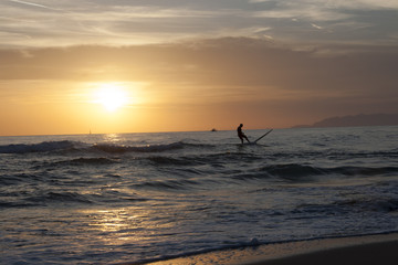 surfista al tramonto
