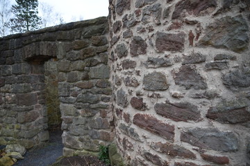 Alte Mauer mit Torbogen