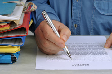 Businessman relisant un contrat