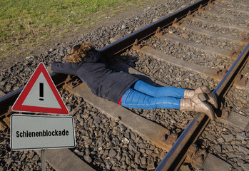 Schienenblockade Frau