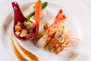 Grilled prawns with asparagus, mushrooms, carrots, and fruits