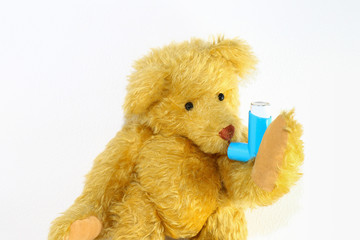 Teddybär mit einem Asthma Spray