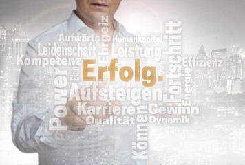 Erfolg wordcloud touchscreen wird von Mann bedient