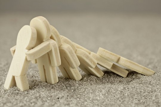 Person bewahrt m&auml;nnchen vor dem Fall