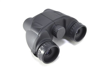 Бинокль на белом фоне крупным планом
