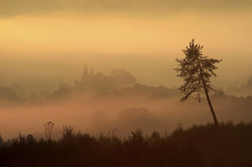 Brzyska --- kościół we mgle