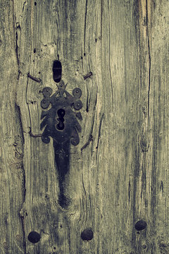 Puerta antigua, textura de madera, con  cerrojo 