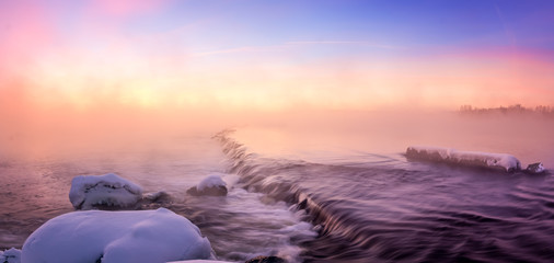 зимний утренний пейзаж на реке с туманом, Россия, Урал © 7ynp100