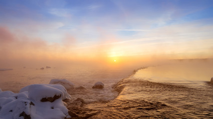 зимний утренний пейзаж на реке с туманом, Россия, Урал © 7ynp100