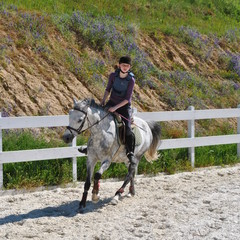 Nastolatka podczas lekcji jeździectwa