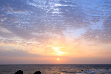 Fototapeta na wymiar 美しい沖縄のビーチと夜明けの空 