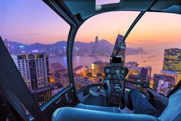 Zelfklevend Fotobehang Hong-Kong Helikopter cockpit vliegende luchtfoto van Victoria Harbour, wolkenkrabbers en Hong Kong skyline & 39 s nachts.