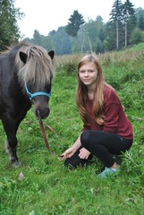 Nastoletnia dziewczyna ze swoim koniem