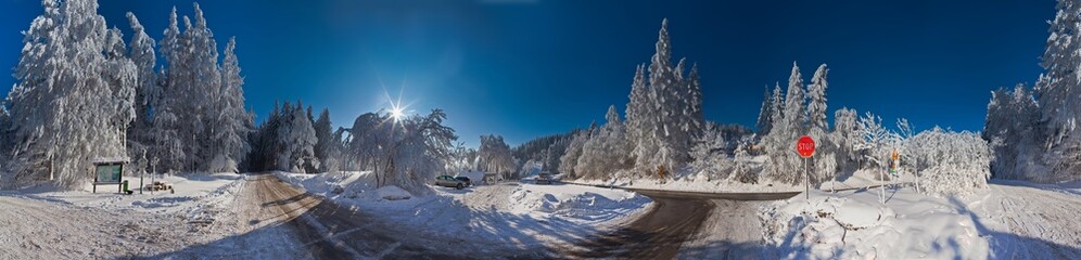 Słoneczny zimowy dzień w Krynicy-Zdrój. Sunny winter day in polish mountain in Krynica-Zdroj.