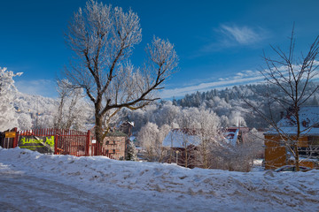Fototapeta na wymiar Słoneczny zimowy dzień w Krynicy-Zdrój. Sunny winter day in polish mountain in Krynica-Zdroj.
