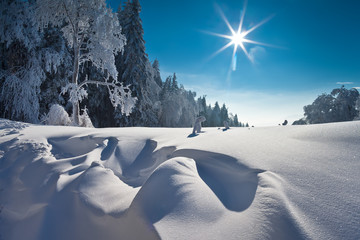 Naklejka premium Słoneczny zimowy dzień w Krynicy-Zdrój. Sunny winter day in polish mountain in Krynica-Zdroj.
