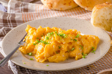 Scrambled eggs with buns
