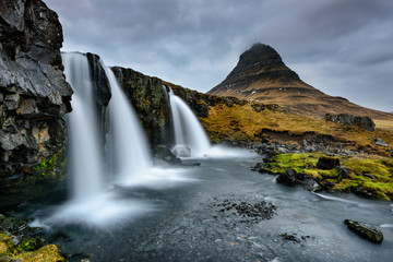 Fototapeta na wymiar Paisagem Islandesa das cascatas de Kirkjufell.