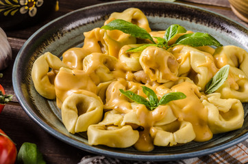 Tortellini with cheese sauce