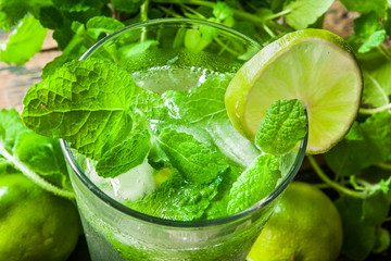 mohito, napój z miętą © liseu